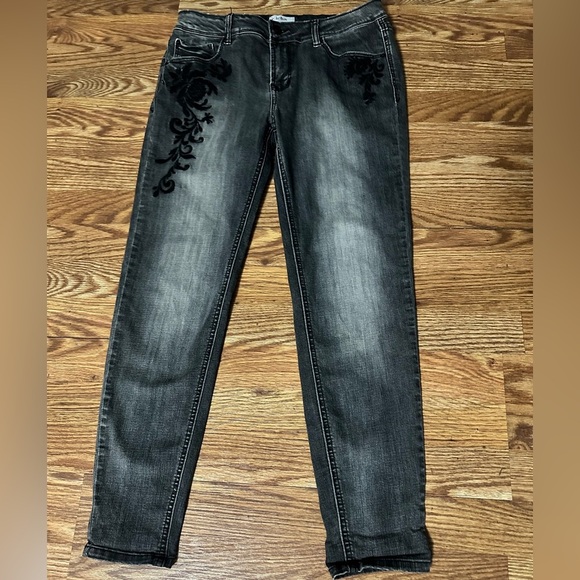 Kensie Embroidered Jeans With Flowers, Cropped Mid Rise Distressed Black - Picture 2 of 10
